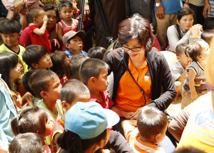 Trao tặng qu&agrave; cho c&aacute;c em nhỏ.