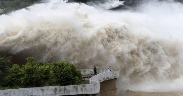 Thuỷ điện Hoà Bình xả lũ tạo hình ảnh dòng nước kỳ thú