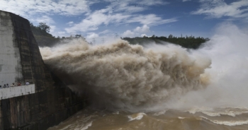 Hình ảnh dòng nước kỳ thú khi Thuỷ điện Hoà Bình xả lũ