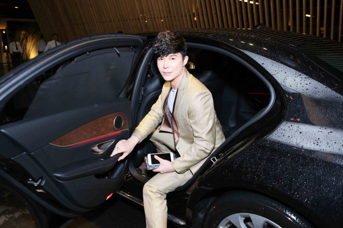 Nathan Lee &ocirc;m h&ocirc;n mừng sinh nhật L&yacute; Nh&atilde; Kỳ