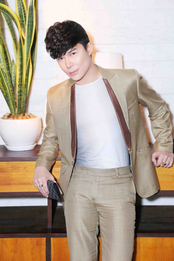 Trong trang phục Hermes, Karl Lagerfeld, nam ca sĩ tạo điểm nhấn bởi 2 chiếc nhẫn kim cương khủng trị gi&aacute; hơn 9 tỷ. Vẻ điển trai, lịch l&atilde;m của Nathan Lee thu h&uacute;t to&agrave;n bộ &aacute;nh nh&igrave;n người h&acirc;m mộ.