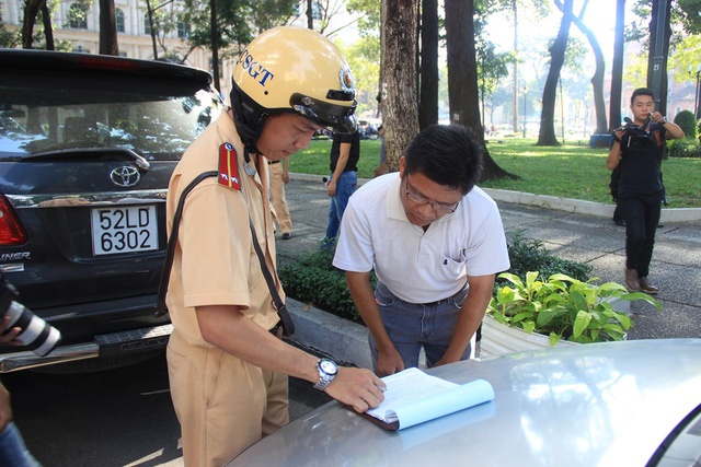 Việc CSGT xử phạt người kh&ocirc;ng mang bản ch&iacute;nh giấy đăng k&yacute; xe g&acirc;y hoang mang dư luận thời gian qua.