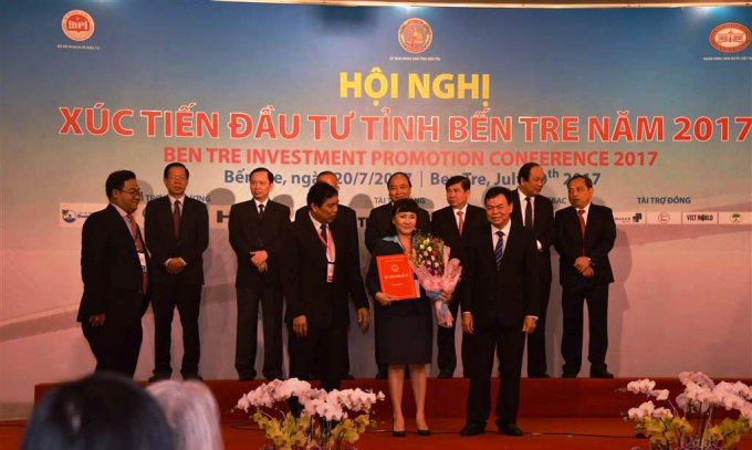 Trao giấy chứng nhận đầu tư cho c&aacute;c doanh nghiệp hợp t&aacute;c đầu tư với tỉnh Bến Tre.