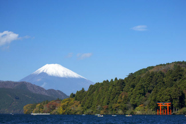 Th&agrave;nh phố Hakone, Nhật Bản:Tới th&agrave;nh phố n&agrave;y, du kh&aacute;ch c&oacute; thể chi&ecirc;m ngưỡng ngọn n&uacute;i Ph&uacute; Sĩ hay thư gi&atilde;n trong c&aacute;c dong suối nước n&oacute;ng tự nhi&ecirc;n.
