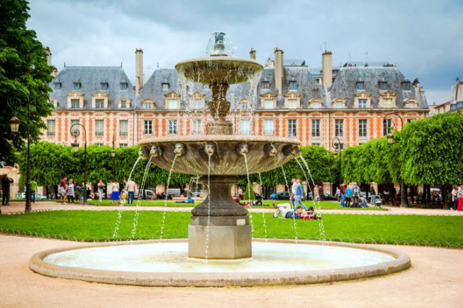 C&ocirc;ng vi&ecirc;n Place des Vosges, Ph&aacute;p: Đ&acirc;y l&agrave; c&ocirc;ng vi&ecirc;n v&agrave; quảng trường hấp dẫn du kh&aacute;ch nhất tại Paris.