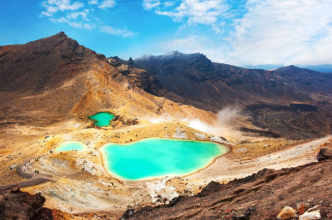 Vườn quốc gia Tongariro, New Zealand: Vườn quốc gia l&acirc;u đời nhất New Zealand thu h&uacute;t du kh&aacute;ch nhờ c&oacute; c&aacute;c ngọn n&uacute;i h&ugrave;ng vĩ, n&uacute;i lửa, suối nước n&oacute;ng v&agrave; hồ nước m&agrave;u ngọc lam.