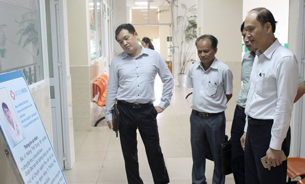 Thứ trưởng L&ecirc; Quang Cường (ngo&agrave;i c&ugrave;ng b&ecirc;n phải) c&ugrave;ng c&aacute;c th&agrave;nh vi&ecirc;n trong đo&agrave;n kiểm tra ph&ograve;ng kh&aacute;m đa khoa Hiện đại. (Ảnh: Vietnamnet.vn)