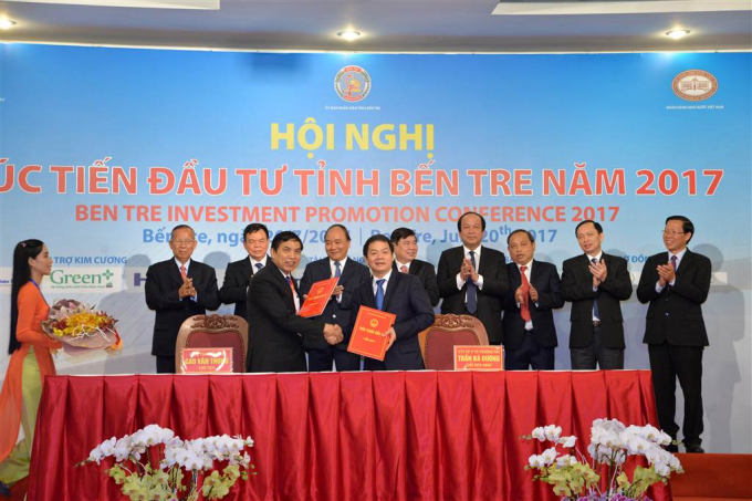 &Ocirc;ng Trần B&aacute; Dương Chủ tịch HĐQT Tập đo&agrave;n &ocirc; t&ocirc; Trường Hải k&yacute; kết đầu tư với UBND tỉnh Bến Tre.