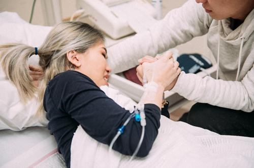 Với người phụ nữ, h&agrave;nh tr&igrave;nh sinh nở l&agrave; điều khiến nhiều họ sợ h&atilde;i bởi đ&oacute; l&uacute;c họ phải đối mặt với rất nhiều thứ, từ cơn đau đến quằn quại cho tới việc đứng giữa ranh giới c&aacute;i sống v&agrave; c&aacute;i chết. Tuy nhi&ecirc;n, v&igrave; t&igrave;nh mẫu tử thi&ecirc;ng li&ecirc;ng m&agrave; họ đ&atilde; gạt bỏ đi tất cả để chuẩn bị vui mừng đ&oacute;n ch&agrave;o một sinh linh b&eacute; nhỏ tới với cuộc đời.