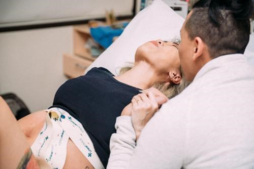 Mới đ&acirc;y, bộ ảnh c&ugrave;ng vợ vượt cạn của nhiếp ảnh gia trẻ 9X t&ecirc;n Nguyễn Ti&ecirc;n đ&atilde; lột tả ch&acirc;n thực từng khoảnh khắc một người mẹ vượt cạn tr&ecirc;n b&agrave;n mổ. Bộ ảnh đ&atilde; khiến cộng đồng mạng ch&uacute; &yacute; bởi c&acirc;u chuyện đầy x&uacute;c động v&agrave; những bức ảnh sinh động khiến người xem kh&ocirc;ng khỏi bồi hồi.