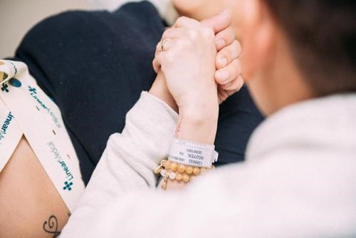 Trong ảnh, b&agrave; mẹ quằn quại đau đớn khi con g&otilde; cửa ch&agrave;o đời, cạnh đ&oacute; l&agrave; người chồng lu&ocirc;n nắm chặt tay vợ, c&ugrave;ng vợ vượt qua cơn đau. Khi đứa trẻ đỏ hỏn lọt l&ograve;ng, hai vợ chồng kh&ocirc;ng ngăn được giọt nước mắt hạnh ph&uacute;c.