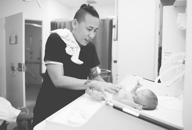 Cũng theo chia sẻ của Nguyễn Ti&ecirc;n th&igrave; nh&acirc;n vật ch&iacute;nh trong bộ ảnh đi đẻ đ&oacute; l&agrave; cặp vợ chồng người &Uacute;c gốc Việt Emmy H&agrave; Đường (một make up artist c&oacute; tiếng ở Melbourne) v&agrave; anh Churn Đường (chủ kinh doanh cửa h&agrave;ng xe đạp cao cấp).