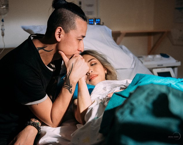 Ngắm nh&igrave;n bộ ảnh, h&agrave;ng trăm b&igrave;nh luận đ&atilde; &ldquo;thả tim&rdquo; để hưởng ứng sự nỗ lực hết m&igrave;nh v&igrave; nghệ thuật v&agrave; cả c&acirc;u chuyện đẹp c&oacute; hậu đằng sau những bức ảnh sinh nở đầy cảm x&uacute;c n&agrave;y.