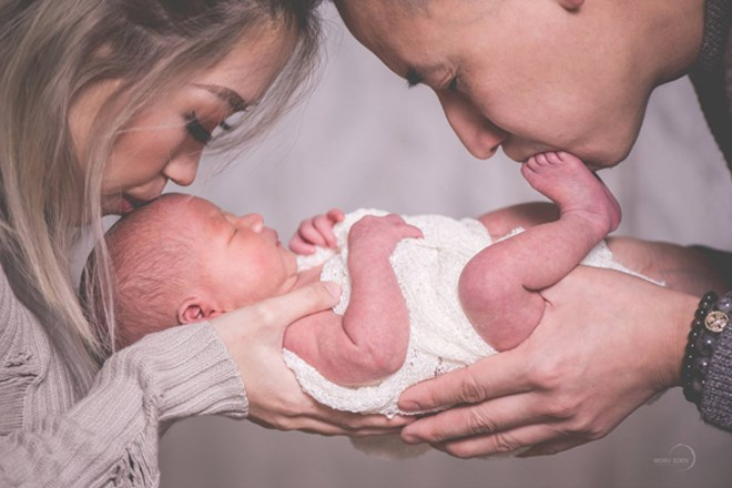 Cũng theo nhiều người, đ&uacute;ng như những g&igrave; nữ nhiếp ảnh gia n&agrave;y truyền tải, nh&igrave;n ngắm bộ ảnh, người ta hiểu hơn về sự đau đớn của người phụ nữ khi sinh con, cảm thấy hạnh ph&uacute;c v&agrave; ghen tị với những người may mắn c&oacute; chồng ở b&ecirc;n v&agrave; c&agrave;ng biết ơn hơn nữa người mẹ đ&atilde; mang nặng đẻ đau m&igrave;nh. Ảnh sử dụng trong b&agrave;i: FBNV.