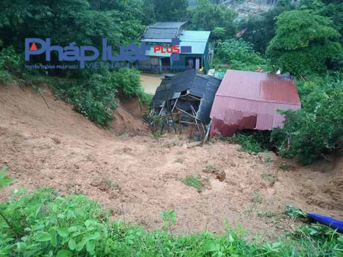 Mưa lũ l&agrave;m sập 1 nh&agrave; d&acirc;n tại huyện X&iacute;n Mần.