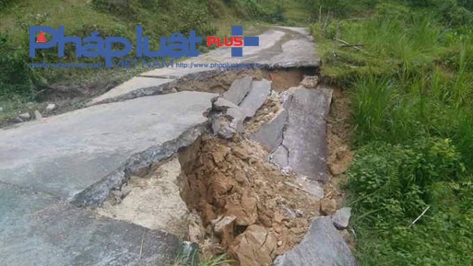 Mưa lũ cũng l&agrave;m nhiều tuyến đường b&ecirc; t&ocirc;ng li&ecirc;n th&ocirc;n ở huyện Ho&agrave;ng Su Ph&igrave; sạt lở.