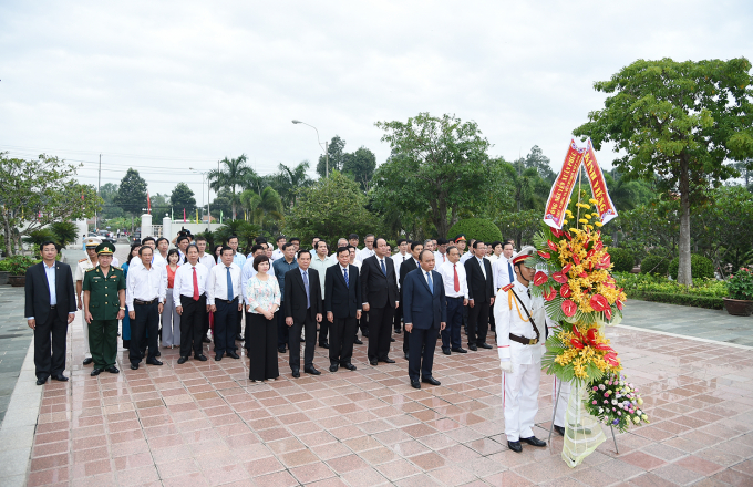 Thủ tướng d&acirc;ng hoa tại nghĩa trang liệt sỹ.