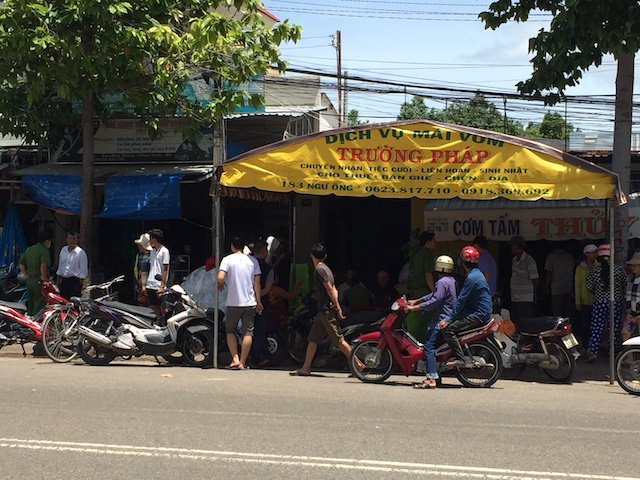 Gia đ&igrave;nh l&agrave;m thủ tục mai t&aacute;ng cho nạn nh&acirc;n.