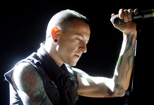Nam ca sĩ h&aacute;t ch&iacute;nh của nh&oacute;m nhạc rock huyền thoại đến từ nước Mỹ Linkin Park - Chester Bennington.