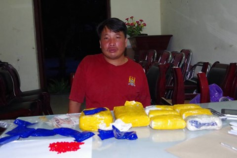 Đối tượng Phim- xi Xu- kha Mi-xay c&ugrave;ng tang vật ma t&uacute;y. (Ảnh: b&aacute;o An ninh thủ đ&ocirc;)