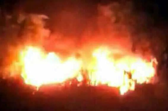 Chiếc xe &ocirc; t&ocirc; sau đ&oacute; đ&atilde; bị người d&acirc;n đốt. (Ảnh: FB)