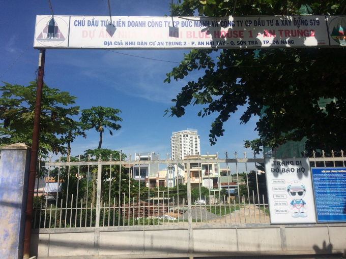 Khung cảnh cửa đ&oacute;ng, then c&agrave;i ngay cổng dự &aacute;n m&agrave; li&ecirc;n danh DMC-579&nbsp;tiếp nhận hồ sơ mua nh&agrave; ở x&atilde; hội tại dự &aacute;n Chung cư cho người thu nhập thấp An Trung 2.