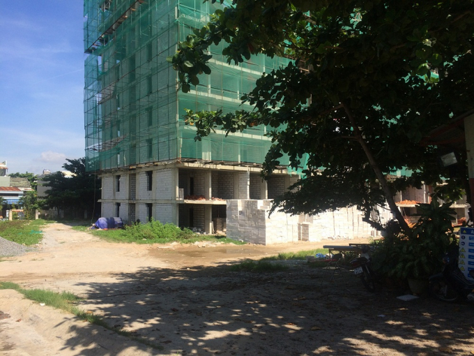 Dự &aacute;n nằm khu đất v&agrave;ng với 3 block, nh&agrave; 12 mới chỉ xong&nbsp;phần th&ocirc; của một block nằm g&oacute;c đường Vũ Văn Dũng - Ng&ocirc; Quyền.