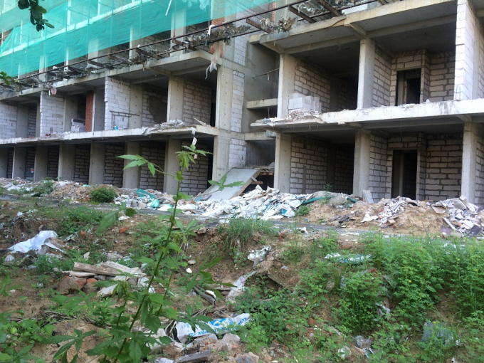 Vẻ nhếch nh&aacute;c, ngổn ngang trong c&ocirc;ng tr&igrave;nh x&acirc;y s&aacute;t nh&agrave;&nbsp;d&acirc;n nh&igrave;n từ&nbsp;đường An Trung 1.