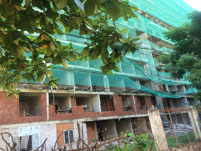 Một số c&ocirc;ng nh&acirc;n ngồi tầng hai tr&ograve; chuyện chứ kh&ocirc;ng&nbsp;thấy l&agrave;m việc.