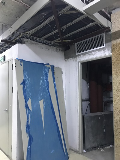 &nbsp;Hệ thống d&acirc;y điện, mạch điện hở hang ở khu vực thang m&aacute;y t&ograve;a nh&agrave; rất nguy hiểm.