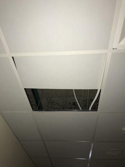 Trần nh&agrave; chưa b&agrave;n giao đ&atilde; hỏng.