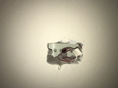 Ổ điện lộ thi&ecirc;n hết sức nguy hiểm.