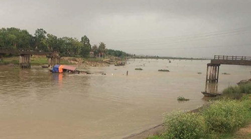 Tàu cát tông sập cầu Sông Hoàng, một phụ nữ rơi xuống sông.