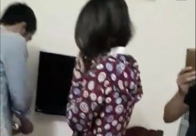 Ph&oacute; B&iacute; thư x&atilde; c&ugrave;ng nữ c&aacute;n bộ ch&iacute;nh s&aacute;ch bị bắt quả tang trong nh&agrave; nghỉ ng&agrave;y 20/7