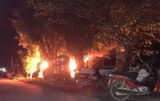 Chiếc xe &ocirc;t&ocirc; bị một số người d&acirc;n lật đổ, đốt ch&aacute;y. Ảnh Facebook