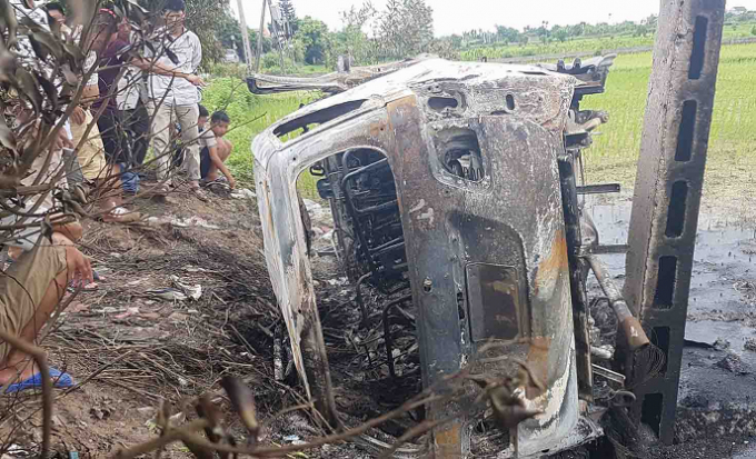 Chiếc xe Fotuner bị đốt ch&aacute;y trơ khung.