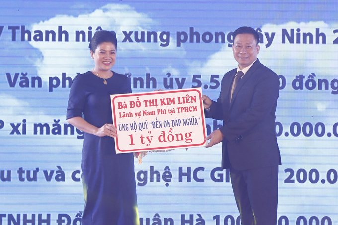 L&atilde;nh sự Nam Phi tai TPHCM &nbsp;b&agrave; &nbsp;Đỗ Thị Kim Li&ecirc;n&nbsp;trao bảng ủng hộ 1 tỷ đồng v&agrave;o Quỹ