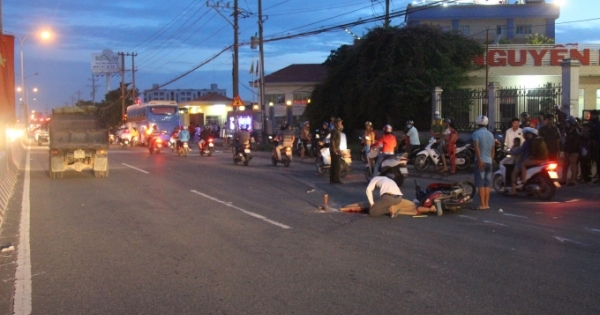 Tông chết người, xe khách biển số nước ngoài lấy vải che biển số