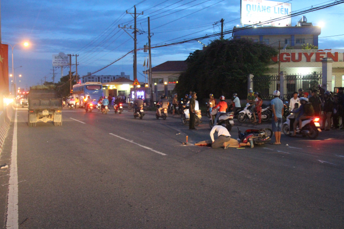 Thi thể nạn nh&acirc;n tại hiện trường.