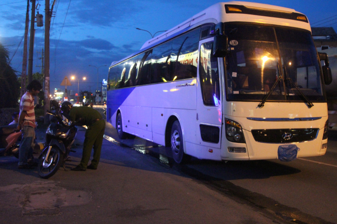 Sau va chạm, t&agrave;i xế đ&atilde; d&ugrave;ng vải che biển số xe kh&aacute;ch.