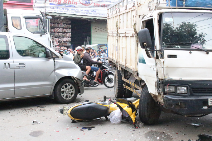C&aacute;c phương tiện hư hỏng nặng sau va chạm.