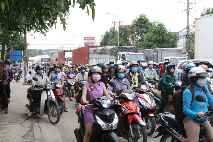 Vụ tai nạn khiến giao th&ocirc;ng qua khu vực gặp nhiều kh&oacute; khăn.