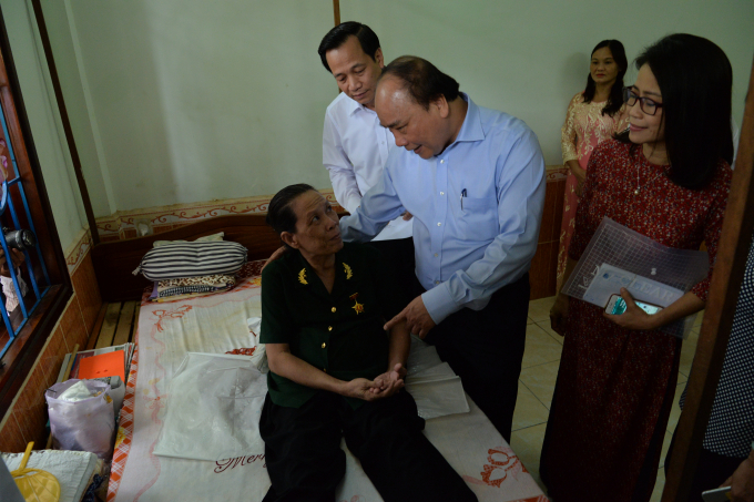 Thủ tướng thăm hỏi v&agrave; trao một số phần qu&agrave; cho c&aacute;c thương bệnh binh tại trung t&acirc;m.