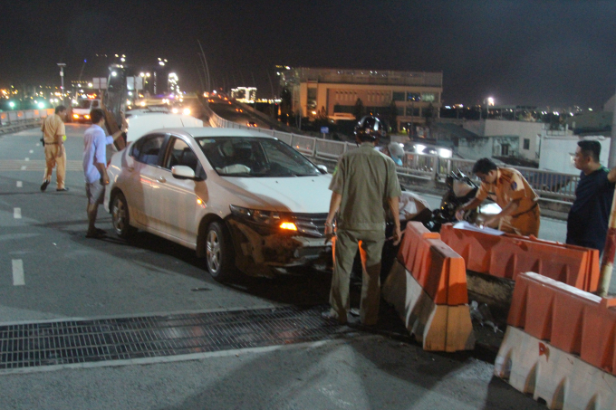 Hai phương tiện lao v&agrave;o dải ph&acirc;n c&aacute;ch mới chịu dừng lại.