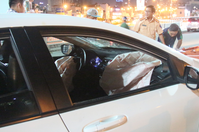 T&uacute;i kh&iacute; tr&ecirc;n &ocirc; t&ocirc; bung ra.