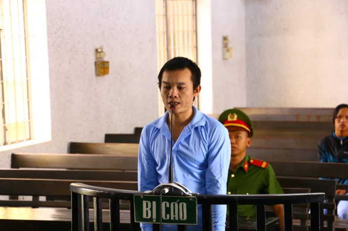 Bị c&aacute;o Nội trước v&agrave;nh m&oacute;ng ngựa.