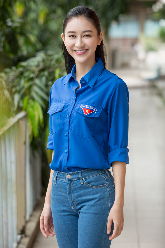 H&agrave; Thu x&uacute;c động khi được sinh vi&ecirc;n t&igrave;nh nguyện tổ chức sinh nhật bất ngờ