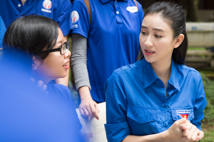 Ng&agrave;y sinh nhật nhưng H&agrave; Thu vẫn tất bật với c&aacute;c bạn t&igrave;nh nguyện vi&ecirc;n tham gia c&aacute;c hoạt động &yacute; nghĩa.