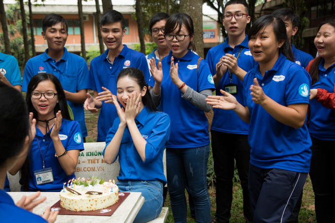H&agrave; Thu x&uacute;c động khi được sinh vi&ecirc;n t&igrave;nh nguyện tổ chức sinh nhật bất ngờ