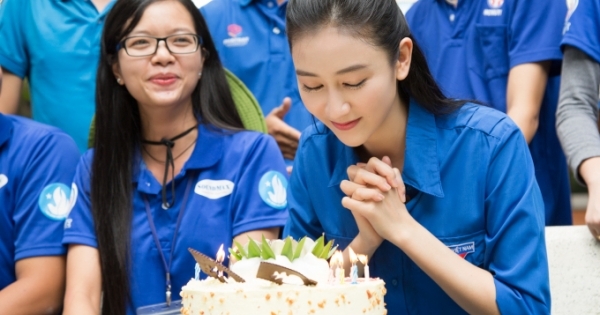 Hà Thu xúc động khi được sinh viên tình nguyện tổ chức sinh nhật bất ngờ
